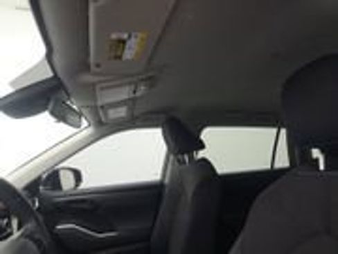 Used 2021 Toyota Highlander LE FWD image 15