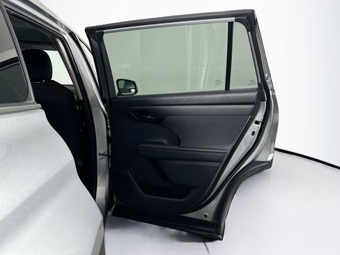 Used 2023 Toyota Highlander LE image 31