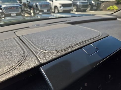 Used 2025 GMC Yukon XL Denali AWD/4WD image 37