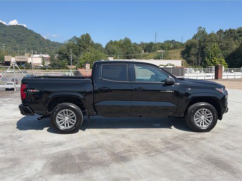 Used 2025 Chevrolet Colorado LT w/ Advanced Trailering Package AWD/4WD image 2