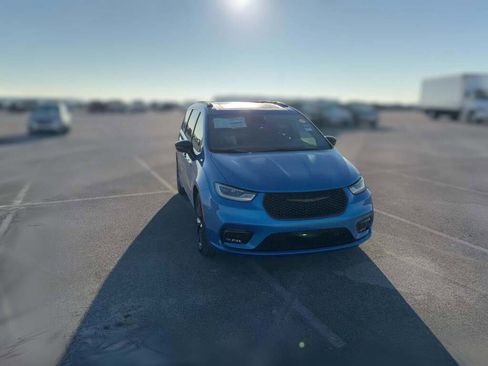 New 2026 Chrysler Pacifica Limited image 17