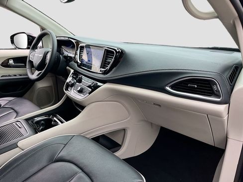 Used 2024 Chrysler Pacifica Limited image 30