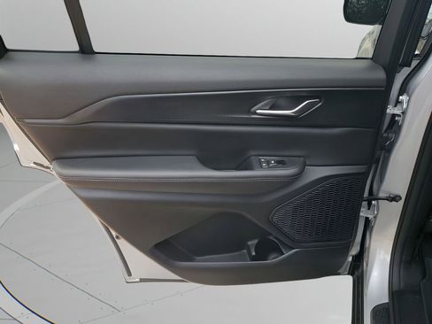 Used 2024 Jeep Grand Cherokee L Altitude image 17