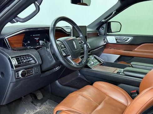 Used 2019 Lincoln Navigator Reserve image 4