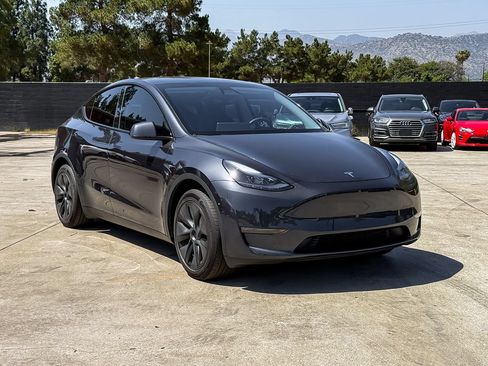 Used 2024 Tesla Model Y Long Range AWD/4WD image 3