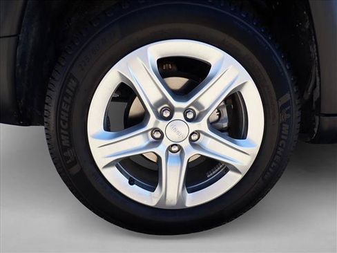 Used 2023 Jeep Compass Latitude w/ Sun and Sound Group AWD/4WD image 7