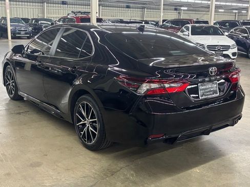 Used 2022 Toyota Camry SE image 4