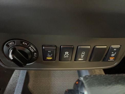 Used 2017 Nissan Frontier SV w/ SV Value Truck Package AWD/4WD image 10