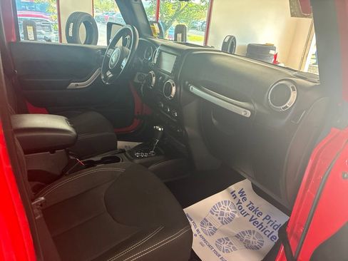Used 2017 Jeep Wrangler Unlimited Rubicon w/ Cold Weather Group AWD/4WD image 32
