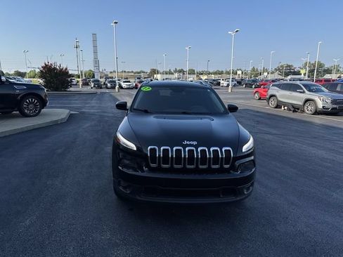 Used 2017 Jeep Cherokee Latitude w/ Safety/Convenience Group FWD image 7