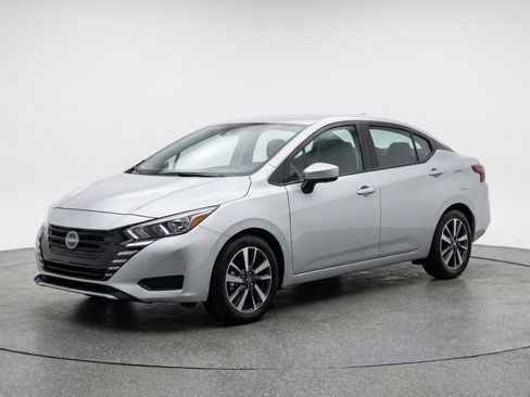 Used 2025 Nissan Versa SV image 3