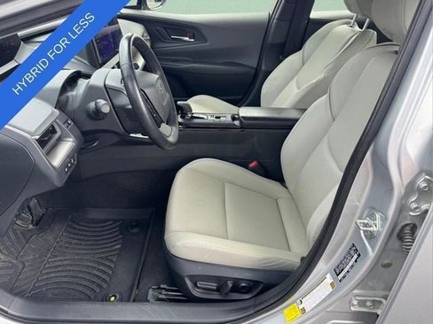 Used 2024 Toyota Prius XLE FWD image 6