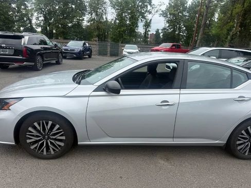 Used 2024 Nissan Altima 2.5 SV FWD image 2