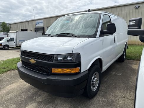 New 2025 Chevrolet Express 3500 w/ Driver Convenience Package RWD image 4