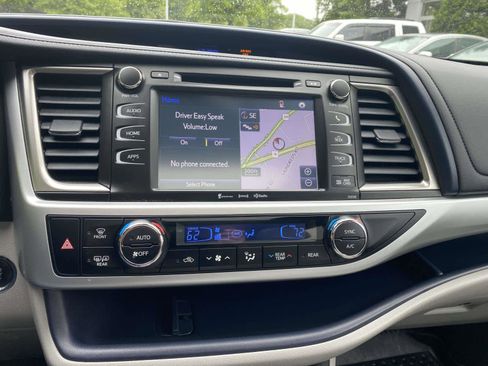 Used 2019 Toyota Highlander XLE AWD/4WD image 16