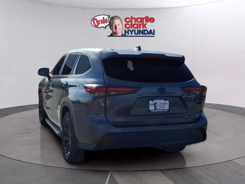 Used 2024 Toyota Highlander LE FWD image 3