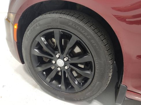 Used 2017 Chrysler 300 C image 31