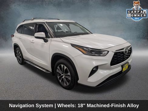 Used 2022 Toyota Highlander XLE AWD/4WD image 3