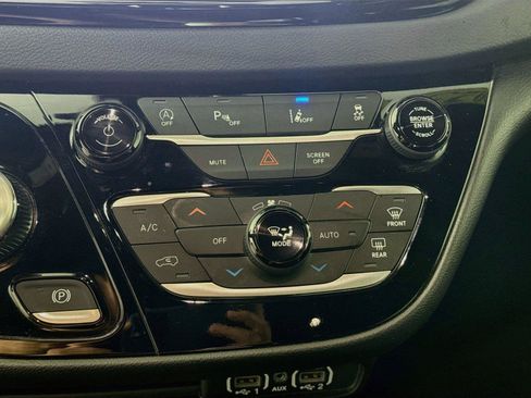 Used 2025 Chrysler Pacifica Select FWD image 9