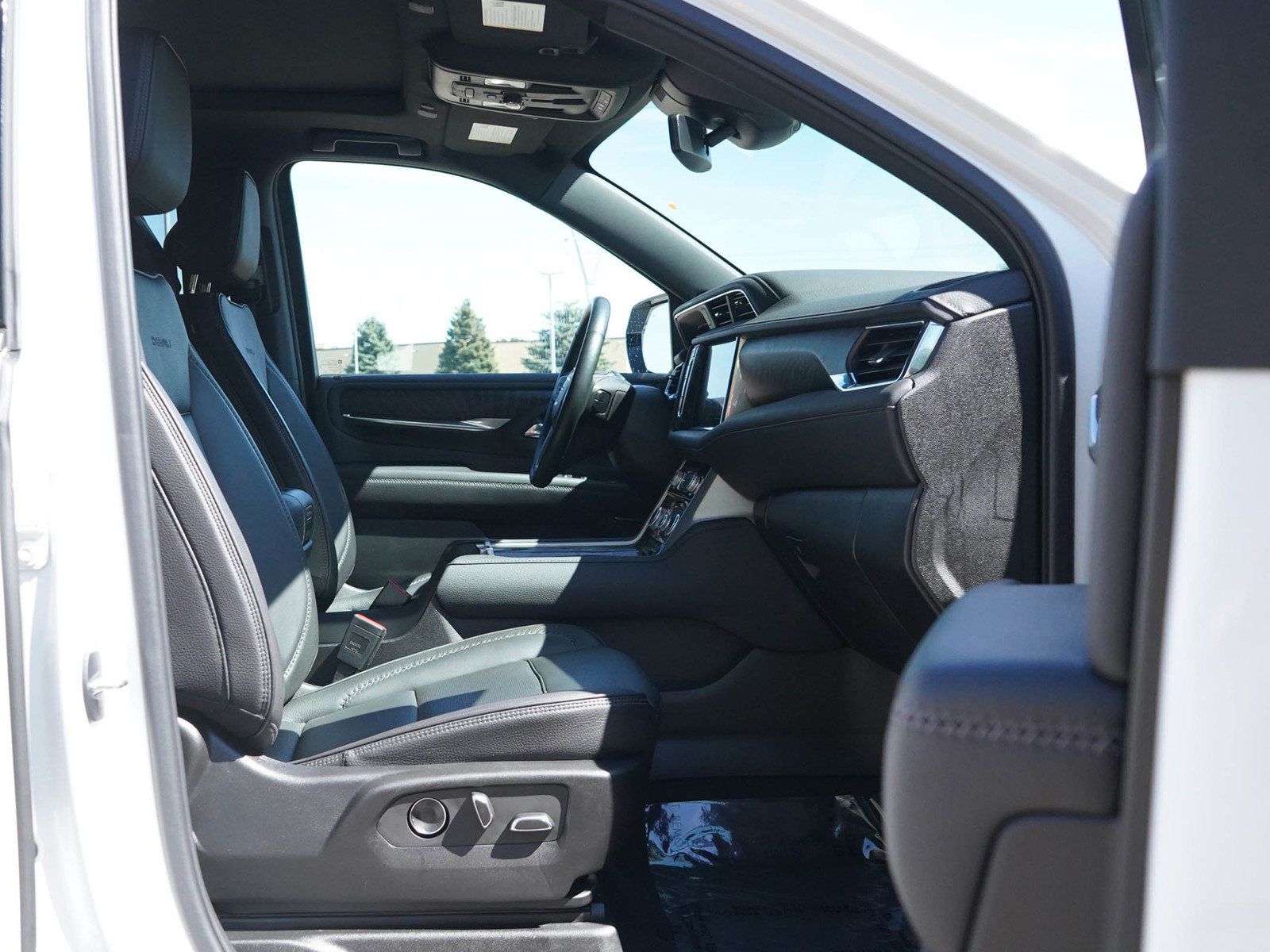 Used 2023 GMC Yukon Denali AWD/4WD image 11