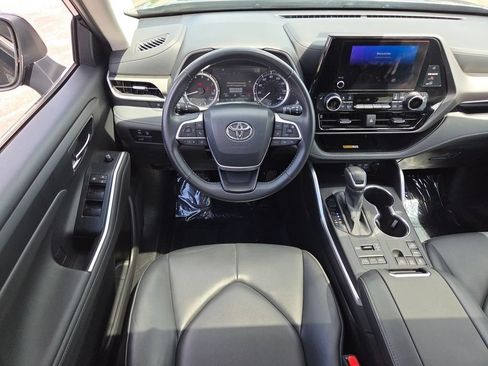 Used 2024 Toyota Highlander XLE AWD/4WD image 5