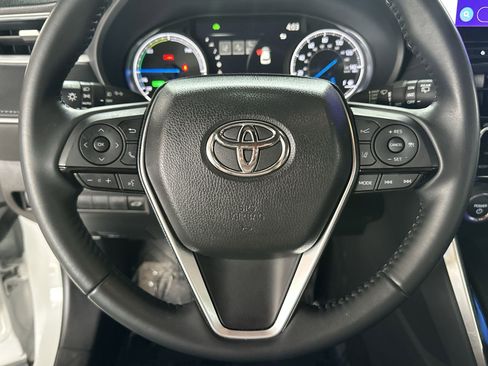 Used 2024 Toyota Venza XLE image 11