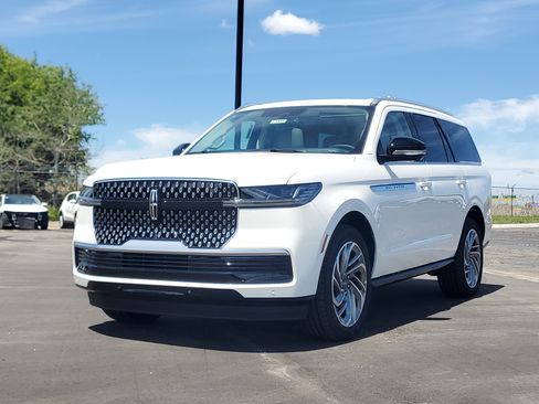 New 2026 Lincoln Navigator Reserve AWD/4WD image 2