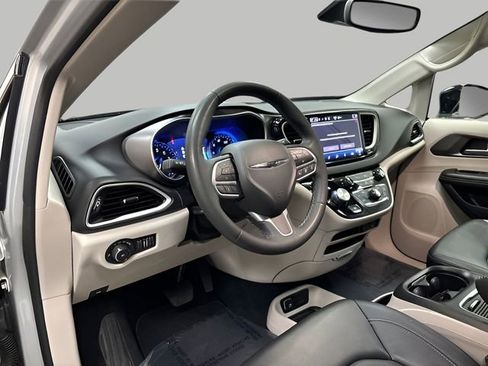 Used 2024 Chrysler Pacifica Touring-L FWD image 17