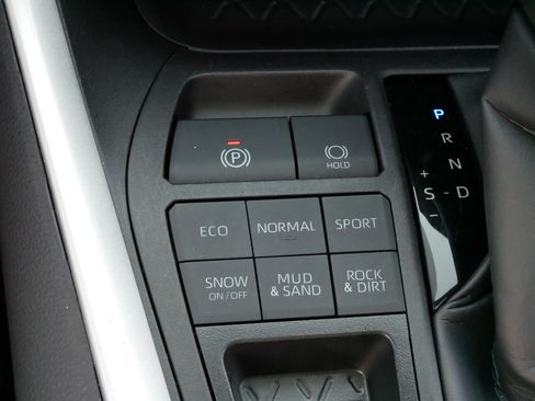 Used 2025 Toyota RAV4 XLE AWD/4WD image 28