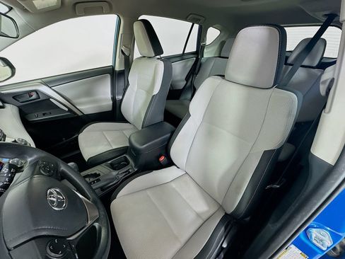 Used 2018 Toyota RAV4 LE AWD/4WD image 32