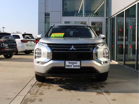 Used 2022 Mitsubishi Outlander ES AWD/4WD image 2