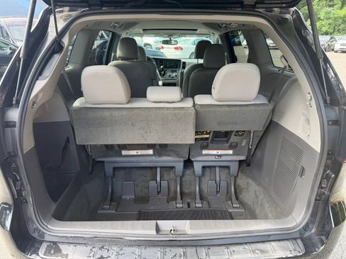 Used 2017 Toyota Sienna XLE w/ XLE Navigation Package FWD image 13
