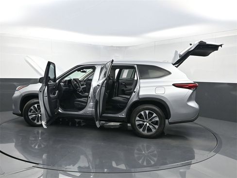 Used 2023 Toyota Highlander XLE image 37