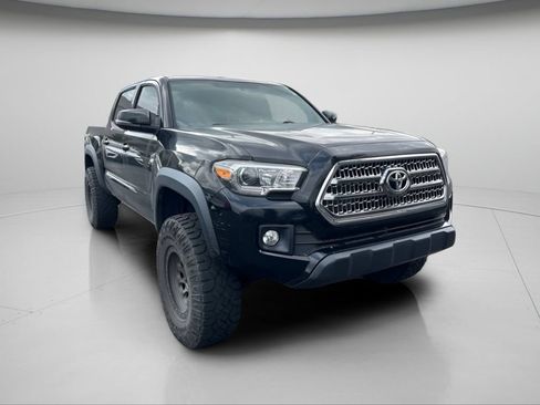 Used 2017 Toyota Tacoma TRD Off-Road w/ Tow Package (A/T) AWD/4WD image 3