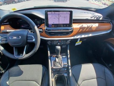 Certified 2025 Jeep Compass Limited w/ Elite Group AWD/4WD image 18