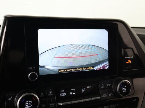 Used 2024 Toyota Highlander XLE AWD/4WD image 6