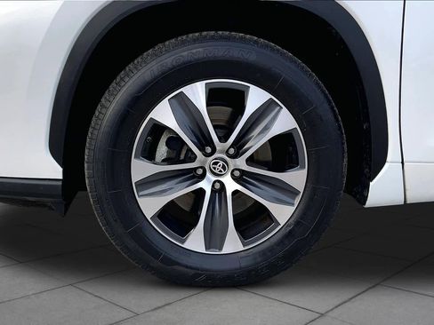 Used 2023 Toyota Highlander XLE image 11