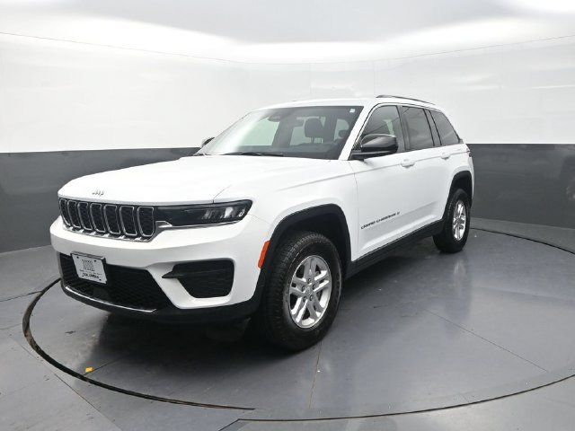 Used 2025 Jeep Grand Cherokee Laredo AWD/4WD image 5