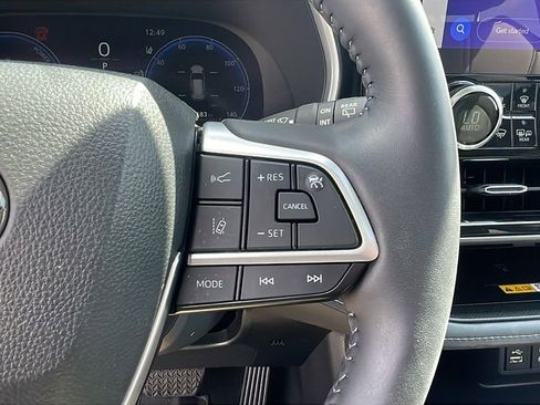 Used 2024 Toyota Highlander Limited image 25