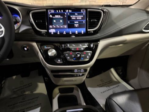 Used 2022 Chrysler Pacifica Touring-L image 20