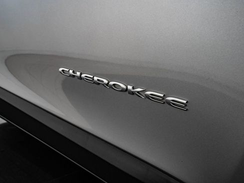Used 2019 Jeep Cherokee Latitude w/ Popular Appearance Group FWD image 15