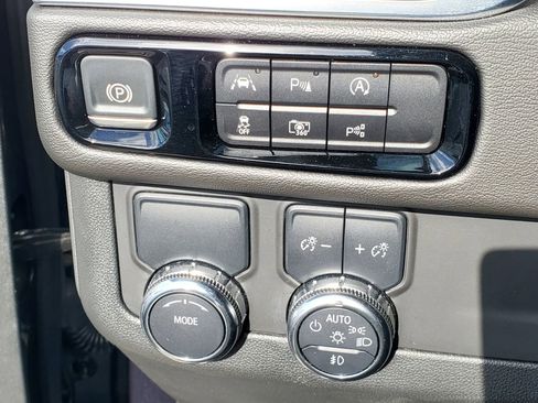 Used 2025 GMC Yukon Denali RWD image 24