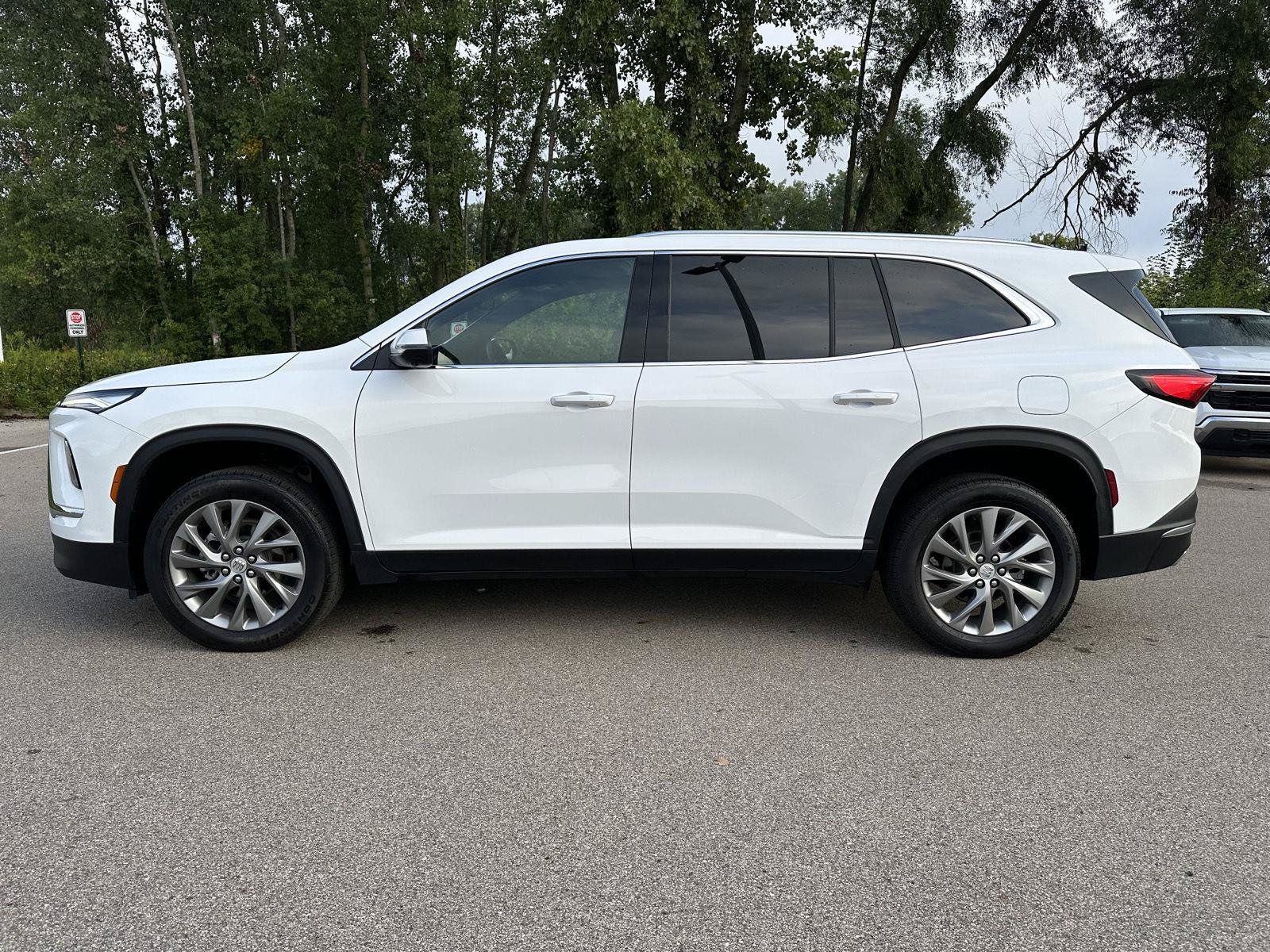 Used 2026 Buick Enclave Preferred AWD/4WD image 2