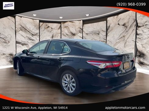 Used 2018 Toyota Camry LE FWD image 4