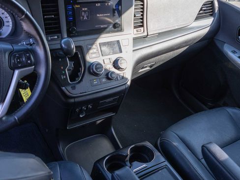 Used 2015 Toyota Sienna SE image 14