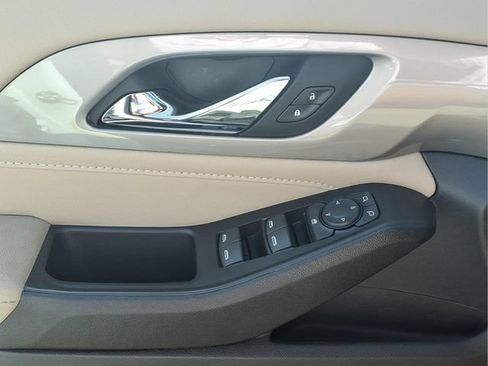 Used 2022 Chevrolet Traverse LS w/ Midnight/Sport Edition FWD image 17
