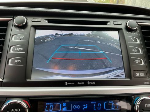 Used 2019 Toyota Highlander XLE AWD/4WD image 29