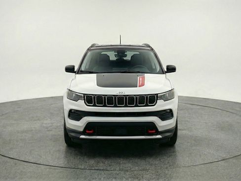Used 2025 Jeep Compass Trailhawk AWD/4WD image 2