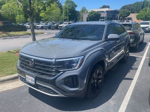 Used 2024 Volkswagen Atlas Cross Sport SE image 3