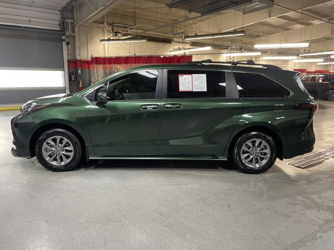 Used 2025 Toyota Sienna XLE image 7